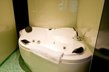 Deep Soaking Bathtub